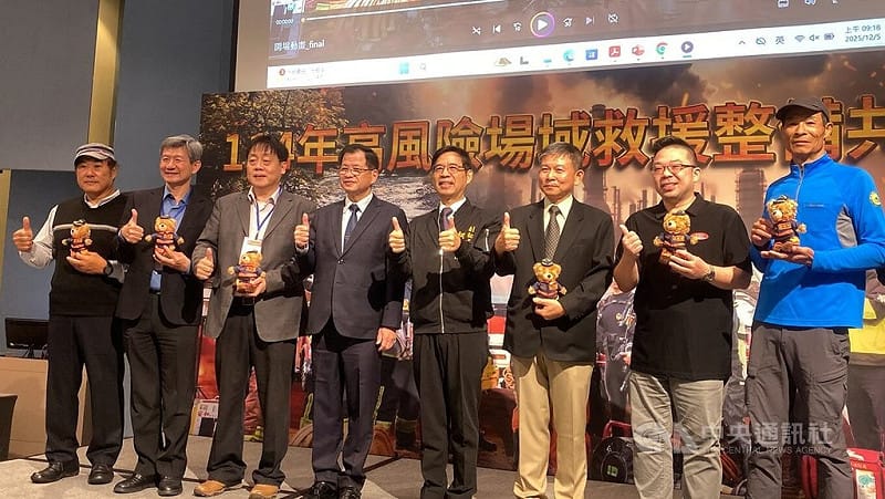 114年度消防機關高風險場域救援整備共識營5日在新北舉行，新北市消防局長陳崇岳（左4）、市府副祕書長柯慶忠（右4）在開幕典禮後與專家學者、講師合影。中央社記者黃旭昇新北攝  114年12月5日   