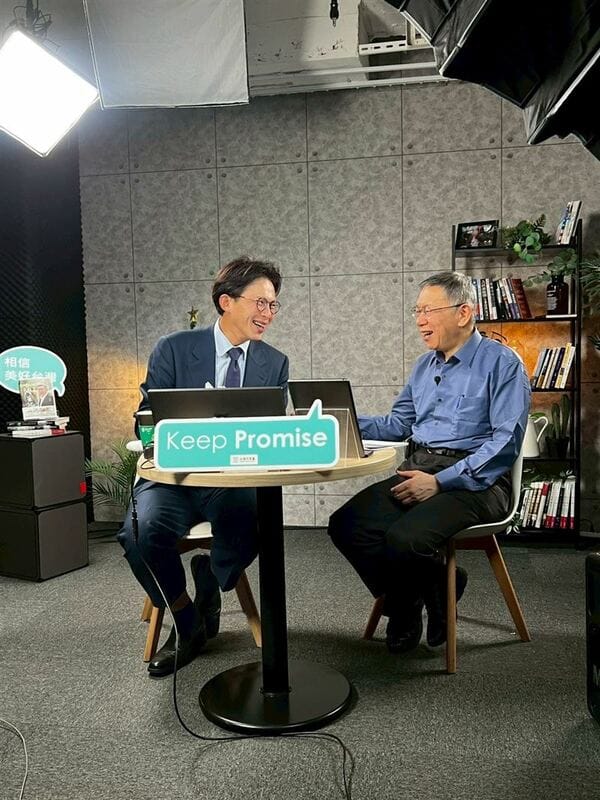 民眾黨前主席柯文哲與現任黨主席黃國昌4日晚間合體直播。期間柯文哲脫口「我是自動請纓，我要去住在南部」，引發外界猜測柯有意南下參選市長。   圖：民眾黨提供