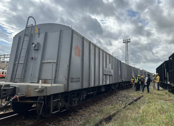 台鐵今5日發生調車作業意外，一名顏姓調車員工遭撞擊不治身亡。   圖：鐵警花蓮分局/提供