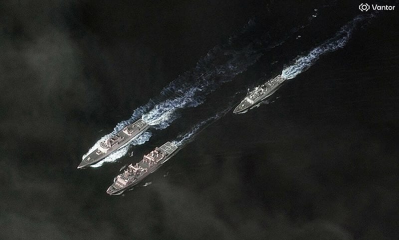 最新開源商業衛星影像顯示，一支中國海軍特遣艦隊近日出現在菲律賓以東、西太平洋海域，並正在開展實戰化訓練。   圖:翻攝自X帳號@OSPSF