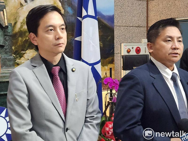 國民黨立委吳宗憲（圖右）、牛煦庭（圖左）針對小紅書被封鎖事件，抨擊民進黨政府。   圖：黃建豪/攝（資料照）