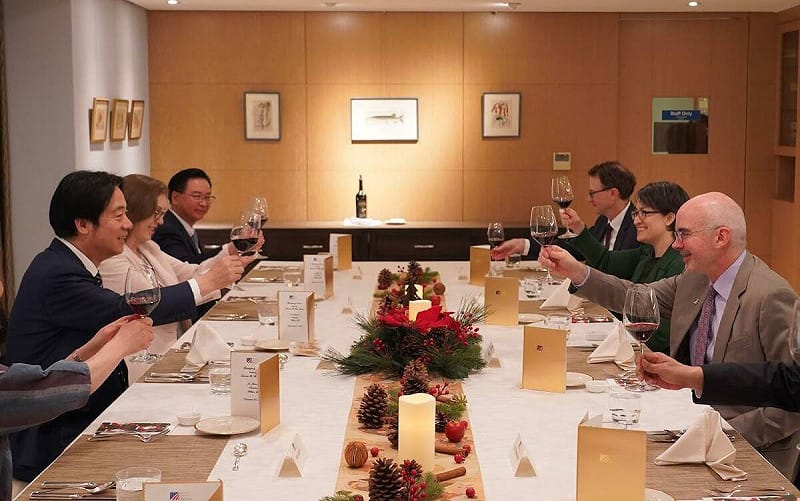 賴清德、蕭美琴、谷立言共進餐敘。   圖：翻攝自AIT臉書