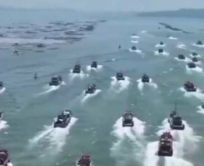 解放軍最近突然部署100多艘艦艇在台海周邊，疑似將有大動作。   圖 : 翻攝自 X
