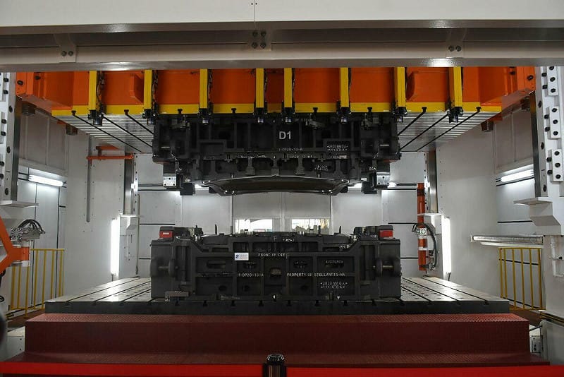 1600噸大型伺服沖壓設備，成為我國邁向高階製造的一個重要里程。   圖：孫家銘攝