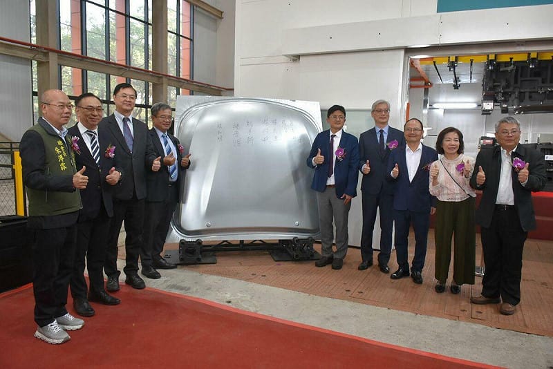 高科大先進材料成型技術中心第一片沖壓鈑金，邀請多位貴賓簽名留念，作為高科大攜手產業邁向先進製程的歷史見證。   圖：孫家銘攝