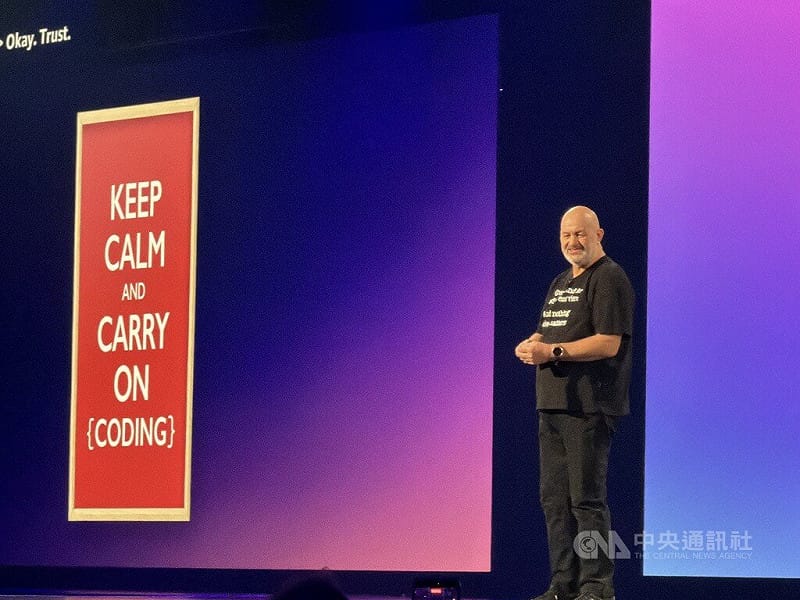 雲端大廠AWS年度大會re:Invent本週在拉斯維加斯舉行，AWS技術長佛格斯（Werner Vogels）4日發表他在大會歷來最後一場主題演講，強調該讓內部更多年輕、多元的聲音站上舞台。中央社記者吳家豪拉斯維加斯攝　114年12月5日   圖：中央社提供