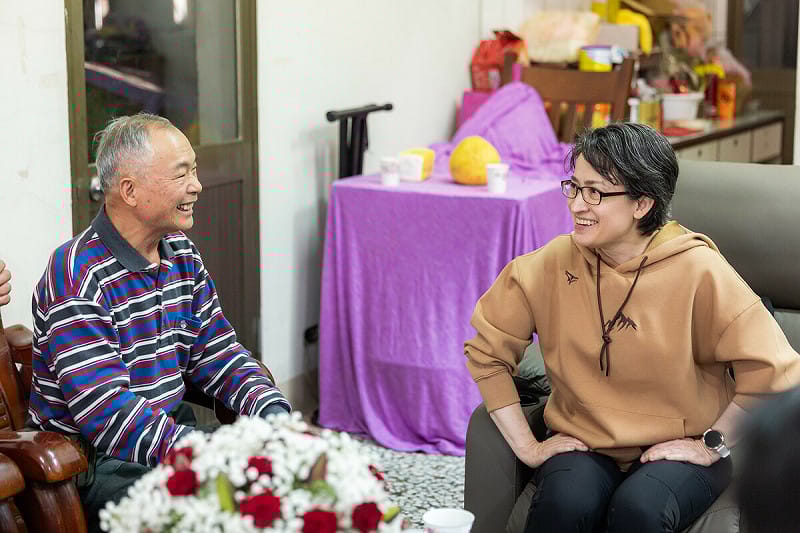 蕭美琴5日前往宜蘭探視參與光復鄉賑災、疑似吸入帶菌粉塵致身體不適的物資超人李耀全。   圖：總統府提供