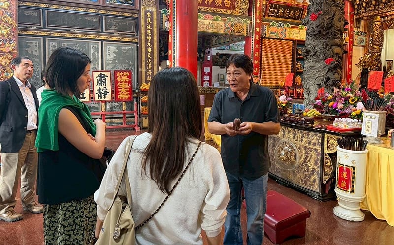 踩線團參訪屏果百年廟宇。   圖：屏東縣政府/提供