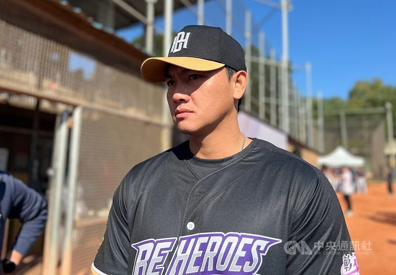 中職富邦悍將投手江少慶（圖）本季因傷整季未出賽，他6日出席活動時受訪表示，目前開始投模擬比賽，而且球速已經回到150公里，預計將正常展開春訓。中央社記者陳容琛攝　114年12月6日   