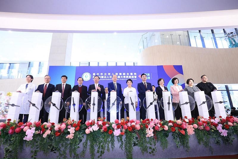 市長盧秀燕、衛福部長石崇良、中國醫藥大學董事長蔡長海共同主持開幕。   圖：台中市政府/提供