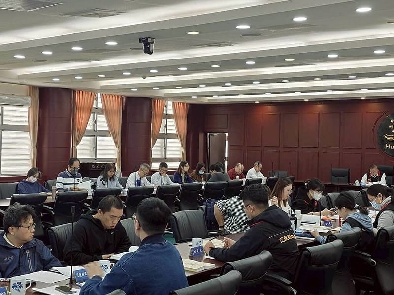 花蓮縣重大災害民間賑災捐款專戶管理運用委員會4日舉行第2次會議，有縣府、外部專家共10人出席，並有9名災民住戶代表列席，會中議程提案及臨時提案共14案，會議紀錄將依規定公告於0403震災資訊專區。   圖 : 花蓮縣政府/提供