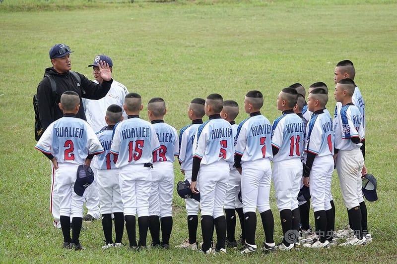 2025年第13屆花蓮台彩威力盃全國少棒賽6日開打，地主花蓮分2隊參賽，花蓮藍隊總教練楊振國（黑衣者）受訪時透露組隊困境，並指出這次參賽首要目標就是不要受傷。中央社記者謝靜雯攝　114年12月6日   