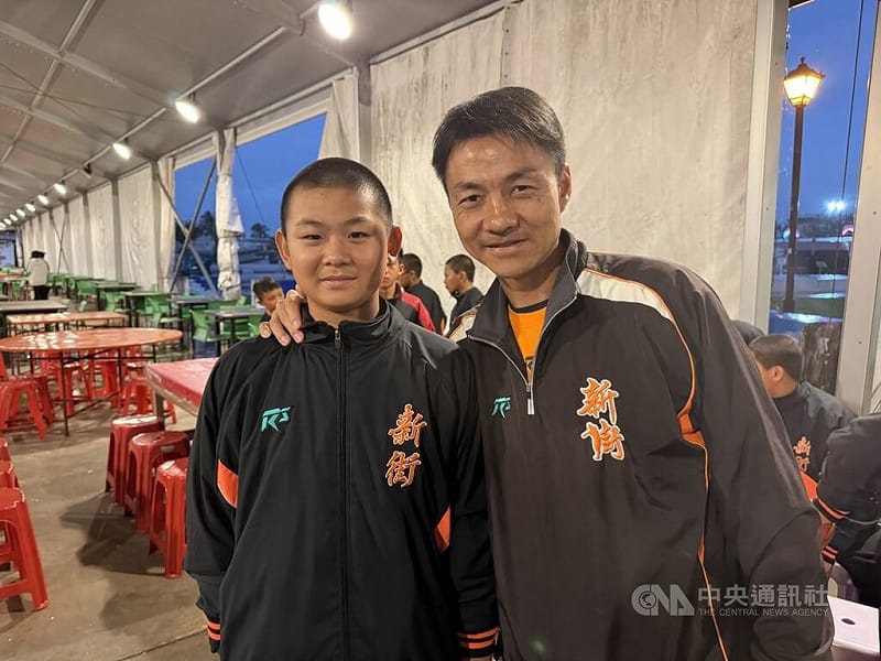 花蓮台彩威力盃少棒賽6日開打，南投縣隊首日就秀出強勁火力，兩戰合計攻下24分、預賽2連勝；總教練紀俊麟（右）的兒子紀均叡（左）還在與屏東縣隊交手時轟出滿貫砲。中央社記者謝靜雯攝 114年12月6日   