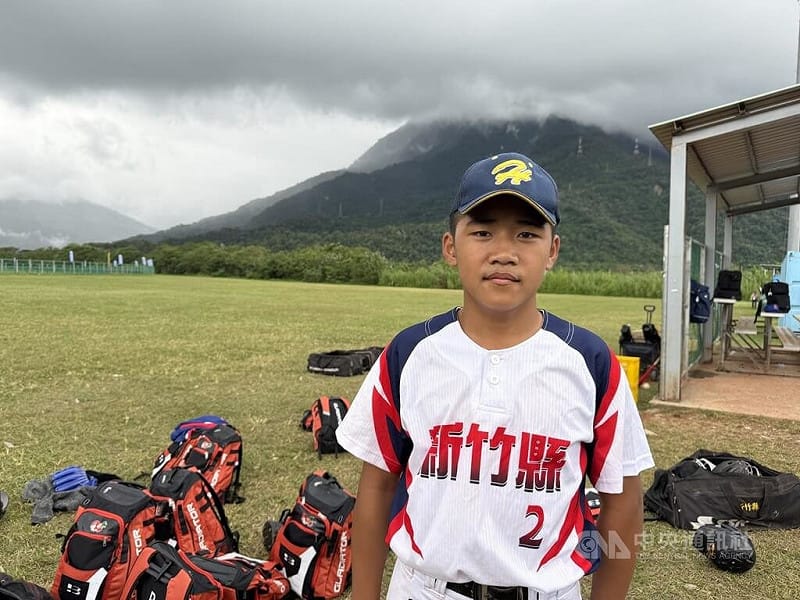 2025年第13屆花蓮台彩威力盃全國少棒賽開打，新竹縣隊6日與花蓮紅隊打得刺激，6局下靠著何宇威（圖）敲再見安搶勝，成功以分組排名第一晉級。中央社記者謝靜雯攝　114年12月6日   
