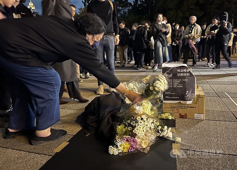 在台港人組成香港宏福苑火災台灣悼念關注組，6日晚在中正紀念堂自由廣場舉辦悼念晚會，民眾現場獻花。   圖:中央社提供