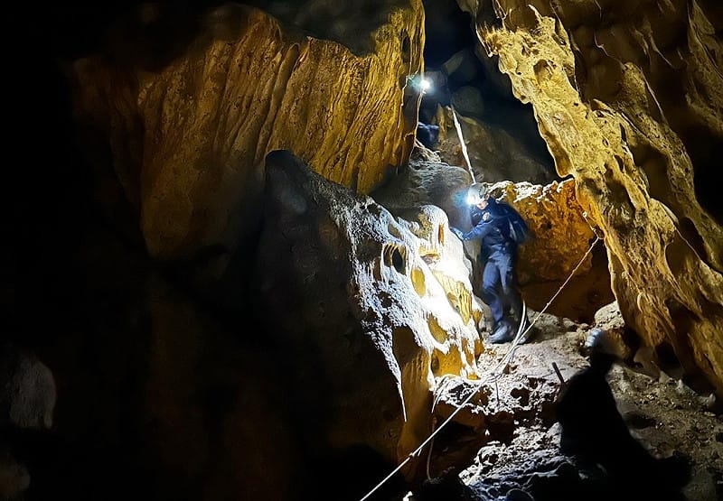 搜救人員入山搜索，巡查峭壁、鐘乳石洞等複雜地形。   圖：民眾提供