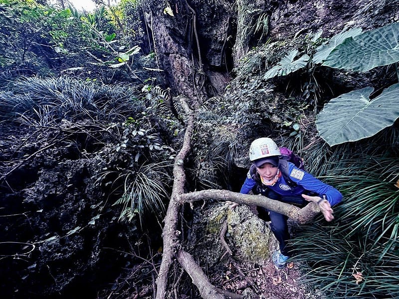 搜救人員巡查步道、林道等地形。   圖：民眾提供