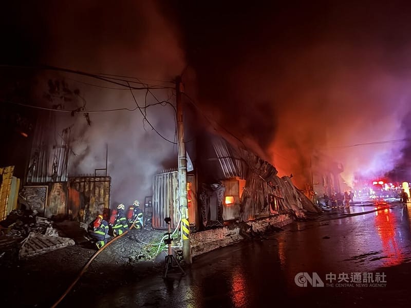 新北市八里區龍米路一段某木工工廠7日清晨突起火燃燒，消防局出動人車到場布水線灌救，無人傷亡。    圖/中用社（翻攝照片） 