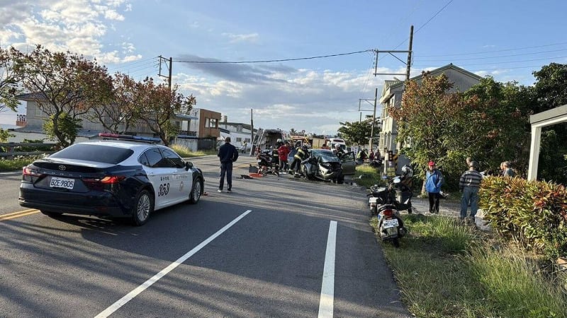 台東73歲李姓阿公7日清晨駕車載著29歲孫子到市區參加國考，行經台11線116.4公里處時不明原因自撞路旁電箱，2人受困車內OHCA（到院前心肺功能停止），經消防人員救出後送醫仍不治。（台東縣警察局提供）中央社記者李先鳳傳真　114年12月7日   