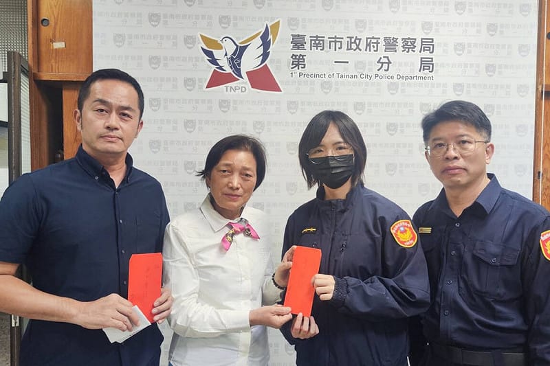 台南市警察局第一分局黃姓女警（右2）6日晚間處理違停時遭砍傷，市警局與台南市警察之友會東區辦事處主任黃于珍（左2）前往一分局慰問。（讀者提供）中央社記者楊思瑞台南傳真  114年12月7日   