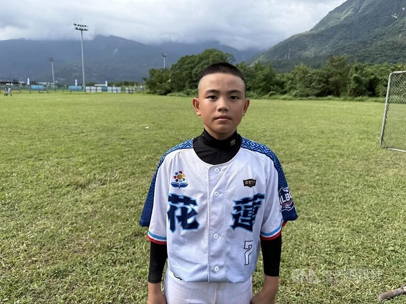 台彩威力盃少棒賽地主花蓮藍7日與彰化縣交手，捕手林諾凡（圖）打3棒，2局上三壘有人危機，被換上投手丘，凍結對手攻勢不失分，接著又回到捕手位置、蹲完比賽。中央社記者謝靜雯攝　114年12月7日   