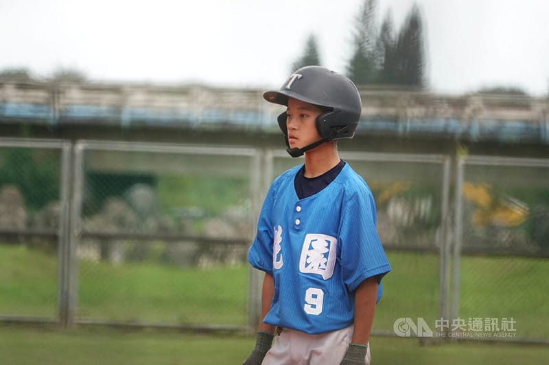 台彩威力盃少棒賽桃園市隊7日進行複賽首戰，投打發揮以10比0、擊敗屏東縣晉級8強，其中桃園市球員詹鎧希（圖）貢獻1安2打點。中央社記者謝靜雯攝　114年12月7日   