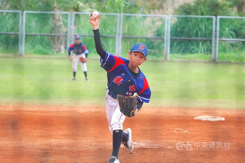 台彩威力盃少棒賽7日進行複賽，台中市與新北市交手攻勢往來，台中市隊陳子嘉（前）投打有表現，敲出超前比數安打、中繼奪勝投，助隊以6比5搶勝、晉級8強。中央社記者謝靜雯攝　114年12月7日   