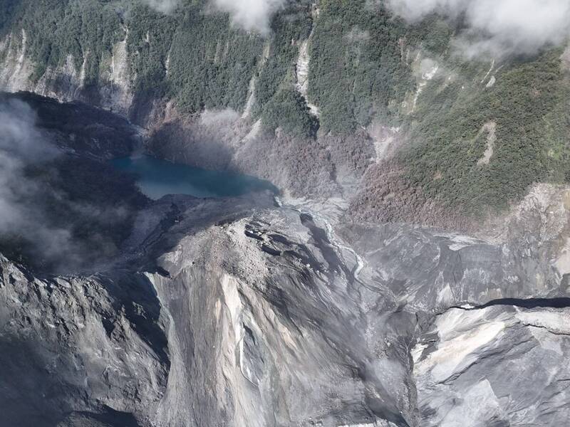 馬太鞍溪上游2億方土石成未來十年隱憂，林保署出動機具與無人機撒種護土。   圖：林保署／提供