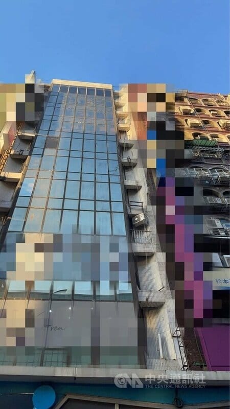 台北市大安區忠孝東路四段1棟大樓外牆磁磚7日下午破損掉落，初判為近日氣溫變化較大，外牆熱脹冷縮所致，幸未造成傷亡。（翻攝照片）中央社記者黃麗芸傳真　114年12月7日   