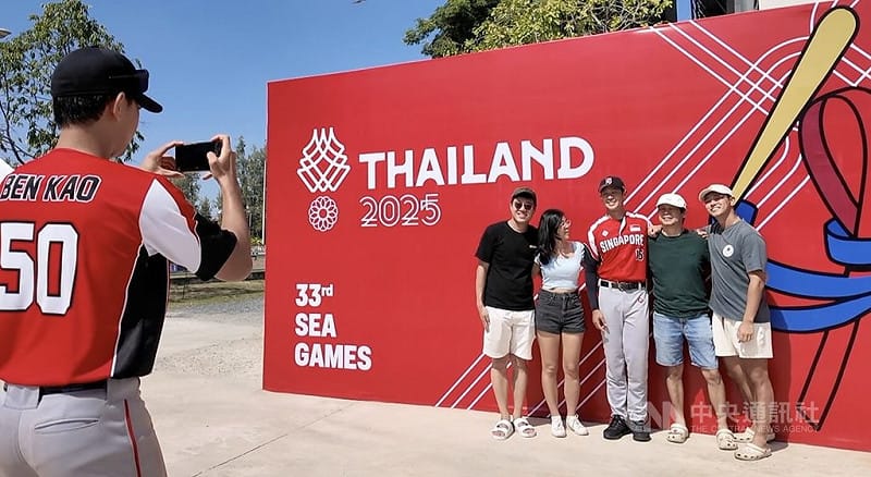 第33屆東南亞運動會預賽9日登場，7日舉行的棒球預賽由菲律賓隊對上新加坡隊，最終以17比3收場。賽後球迷與新加坡國家隊球員合照。中央社記者李宗憲巴吞他尼府攝　114年12月7日   
