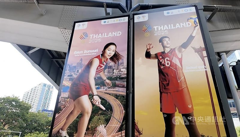 泰國曼谷街頭可見東南亞運動會的宣傳旗幟與海報。中央社記者李宗憲曼谷攝　114年12月7日   
