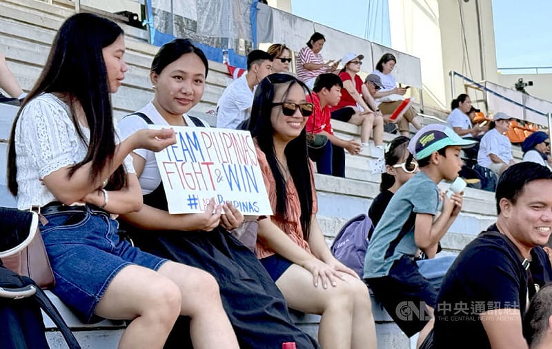 在泰國工作的菲律賓人7日到詩麗吉王后60週年紀念體育場為菲律賓國家隊加油。中央社記者李宗憲巴吞他尼府攝　114年12月7日   