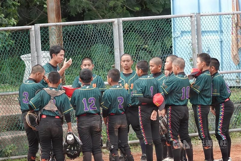 台彩威力盃少棒賽8強出爐，上屆冠軍台東縣隊（圖）投打發揮，順利搶勝晉級，8日將與新竹縣交手。圖為台東縣教練集合球員講話畫面。中央社記者謝靜雯攝　114年12月7日   