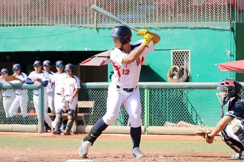 114學年度高中棒球聯賽（鋁棒組）4強賽7日上演桃園內戰，平鎮高中靠著高施諠（中）3分砲帶動攻勢，以15比3、4局擊敗北科附工，睽違2年再闖冠軍戰。（學生棒球運動聯盟提供）中央社記者謝靜雯傳真　114年12月7日   