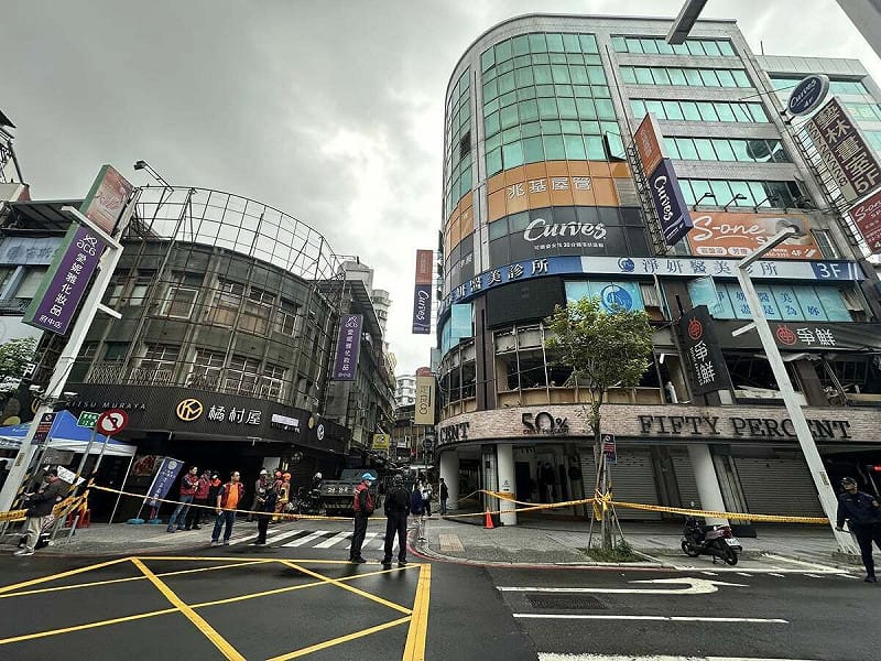 新北市板橋區府中商圈的定食8餐廳突然爆炸，今早仍拉起封鎖線。   圖：黃淑君臉書粉專