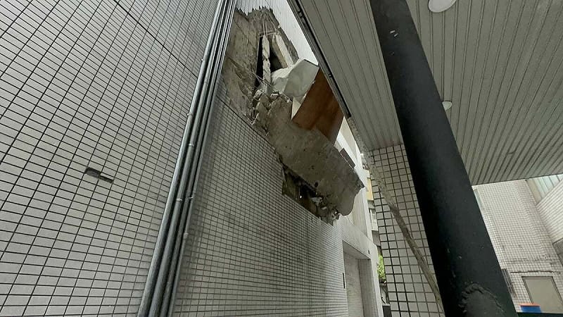 新北市板橋區府中商圈的定食8餐廳突然爆炸，有建築物結構初步受損。   圖：黃淑君臉書粉專