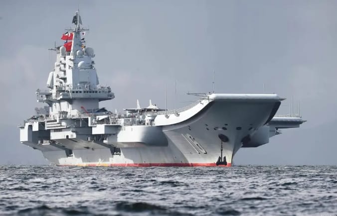  中國解放軍遼寧艦在戰機雷達鎖定衝突事件後，竟然還掉頭北上，直逼日本本土威脅。 圖 : 翻攝自環球譯視 
