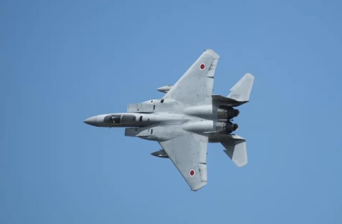 日本自衛隊F-15J戰機在宮古海峽遭中國殲-15戰機雷達鎖定。   圖 : 翻攝自書劍雜談