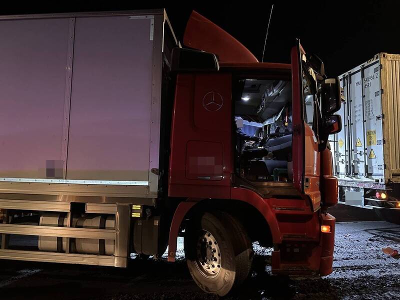 肇事駕駛人被夾困車內，已明顯死亡。   圖：警方提供