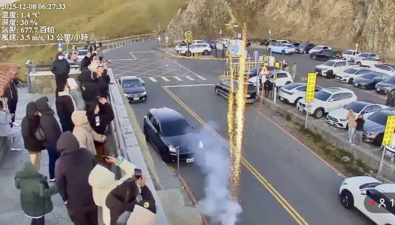 合歡山武嶺亭即時影像，錄下民眾違規的全過程。   圖：太魯閣國家公園管理處/提供