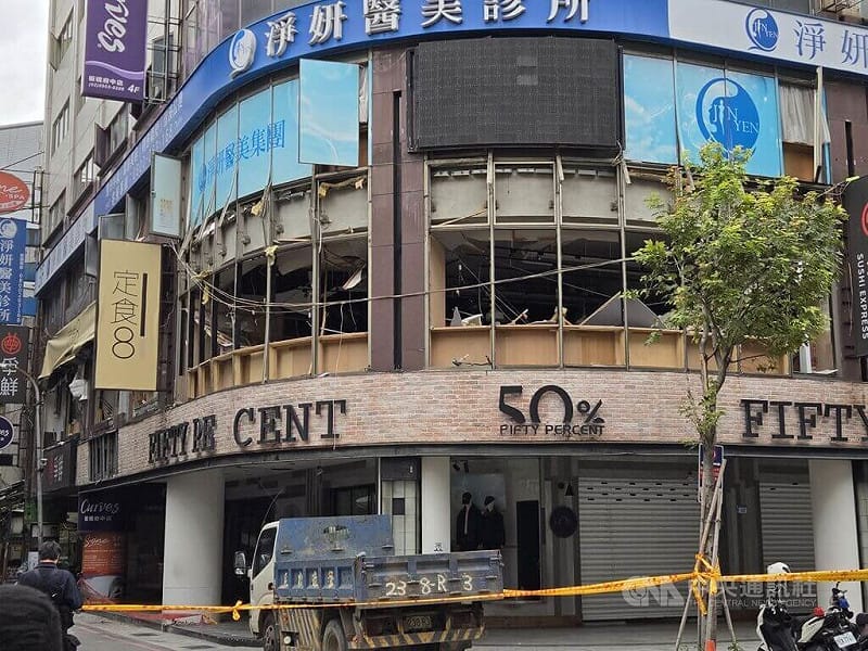新北板橋府中商圈2樓餐廳8日發生氣爆，除造成路人輕傷外，也波及附近商家與住戶，樓上的醫美業者表示地板隆起、也有幾台機器被擠壓受損。中央社記者曹亞沿攝 114年12月8日   