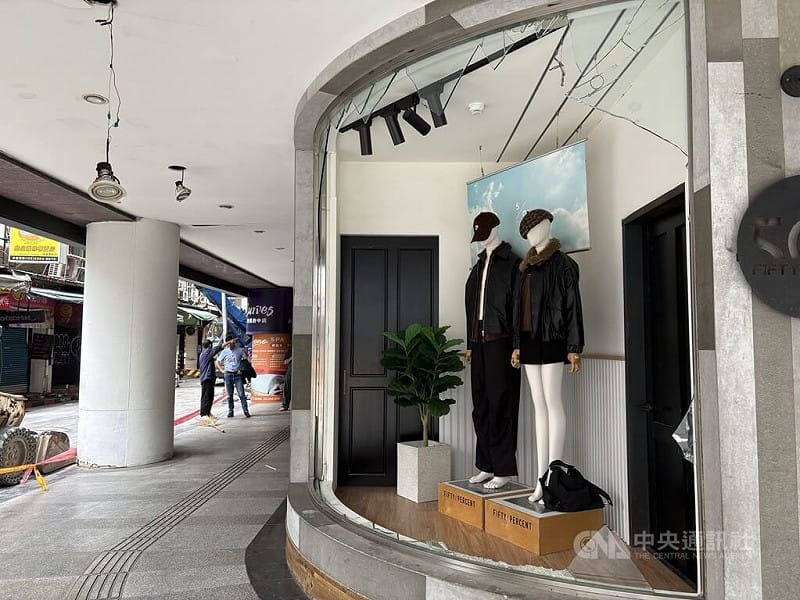 新北板橋府中商圈2樓餐廳8日發生氣爆，除造成路人輕傷外，也波及附近商家與住戶，1樓服飾店展示窗整片被震碎。中央社記者曹亞沿攝 114年12月8日   