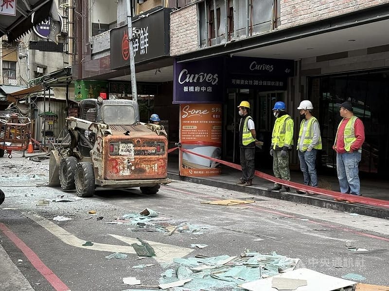 新北板橋府中商圈2樓餐廳8日發生氣爆，建築物招牌、玻璃四濺，也波及到附近商家與住戶。板橋區公所、市府工務局等人員上午進場拆除有危險疑慮的構造、清理地面碎玻璃。中央社記者曹亞沿攝 114年12月8日   