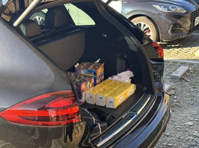 警方循線找到男子，其車內仍存放未施放煙火。   圖：太魯閣國家公園管理處/提供