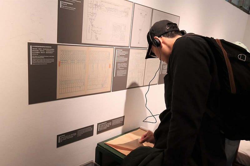 參觀民眾仔細翻閱東安演習歷年來政治受難者的移送名單。   圖：國家人權博物館提供