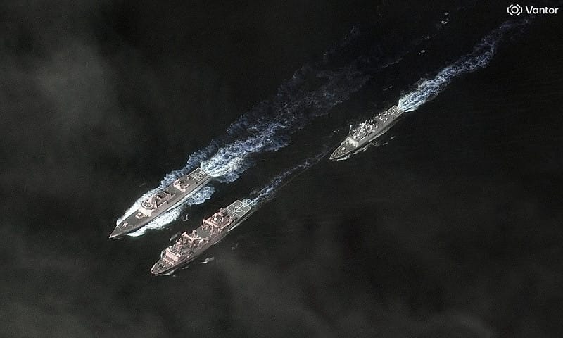 澳洲發現中國海軍船團在菲律賓海活動，可能接近澳洲海域。   圖：翻攝USNI News/Satellite image ©2025 Vantor