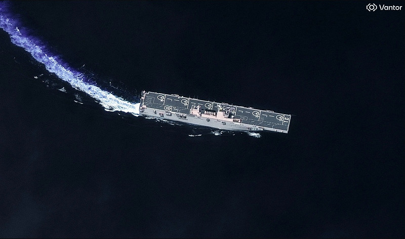 澳洲發現中國海軍船團在菲律賓海活動，可能接近澳洲海域。其中包括075型兩棲攻擊艦「海南號（舷號31）」。   圖：翻攝USNI News/Satellite image ©2025 Vantor