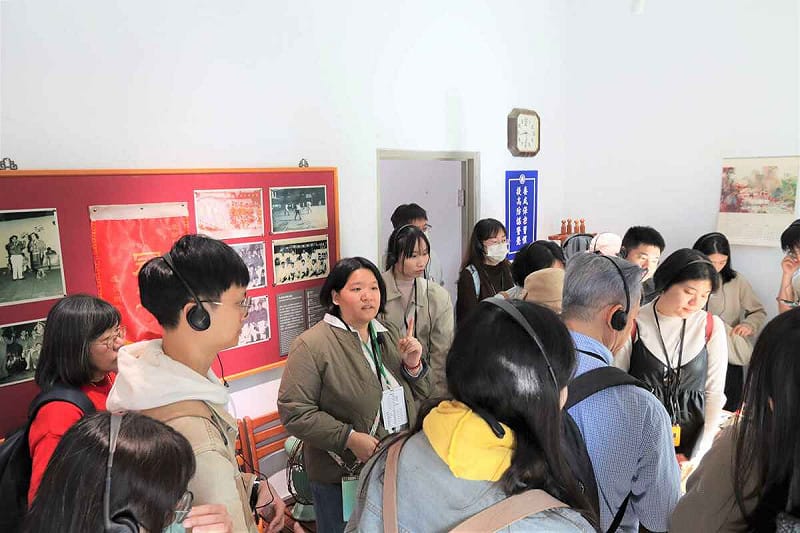 輔導長室透過展示獄中政治受難者康樂隊、羽球比賽照片、出獄誓書、信件內容查核等文件，還原當時所方進行收容人監控及思想規訓的工作。   圖：國家人權博物館提供