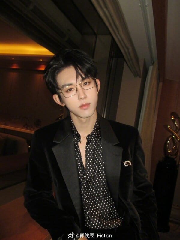 郭俊辰參加「2025愛奇藝尖叫之夜」的活動。   圖：取自郭俊辰微博