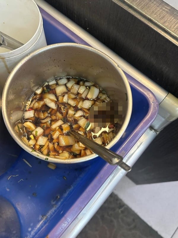 台南知名牛肉湯店出現蟑螂在醬料桶掙扎畫面，引起網友熱議。   圖：翻攝自Threads